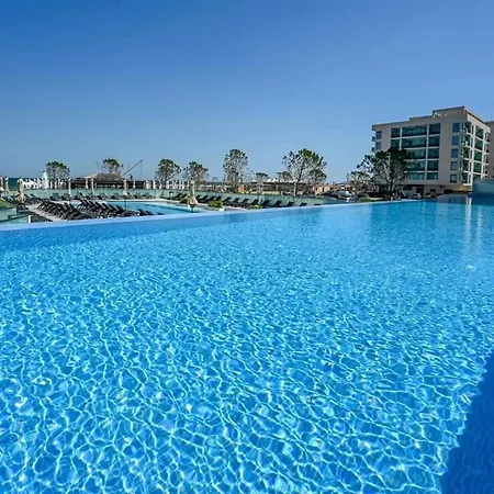 Infinity Aparthotel- Five Star Pool & 3*